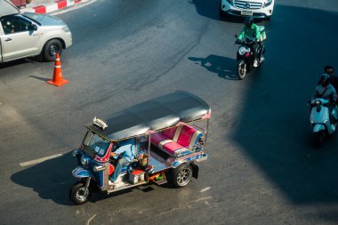 Bangkok, Tayland, Mart 06, 2025 Tuk Tuk, Tayland 'ın başkenti Bangkok sokaklarında yuvarlanıyor. Canlı sokak hayatı, zengin kültür mirası ve hareketli pazarlarıyla ünlüdür..