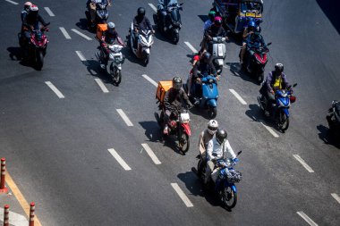 Bangkok, Tayland, Mart 06, 2025 Tayland 'ın başkenti Bangkok sokaklarında motosikletle gezen insanlar, hayat dolu sokak hayatlarıyla ünlüdür..