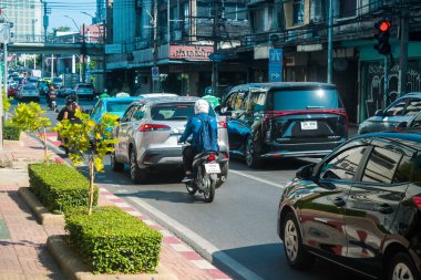 Bangkok, Tayland, Mart 06, 2025 Tayland 'ın başkenti Bangkok sokaklarında motosikletle gezen insanlar, hayat dolu sokak hayatlarıyla ünlüdür..