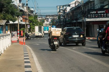 Bangkok, Tayland, Mart 06, 2025 Tayland 'ın başkenti Bangkok sokaklarında motosikletle gezen insanlar, hayat dolu sokak hayatlarıyla ünlüdür..