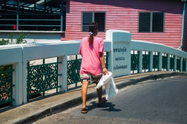 Bangkok, Tayland, Mart 06, 2025 Tayland 'ın başkenti Bangkok caddesinde yürüyen insanlar. Canlı sokak hayatı, zengin kültür mirası, hareketli pazarları ve nefis mutfağıyla ünlüdür.