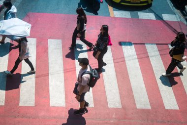 Bangkok, Tayland, Mart 06, 2025 Tayland 'ın başkenti Bangkok caddesinde yürüyen insanlar. Canlı sokak hayatı, zengin kültür mirası, hareketli pazarları ve nefis mutfağıyla ünlüdür.