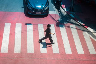 Bangkok, Tayland, Mart 06, 2025 Tayland 'ın başkenti Bangkok caddesinde yürüyen insanlar. Canlı sokak hayatı, zengin kültür mirası, hareketli pazarları ve nefis mutfağıyla ünlüdür.