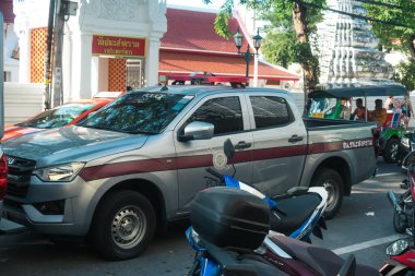 Bangkok, Tayland, Mart 06, 2025 Tayland 'ın başkenti Bangkok sokaklarında polis arabası, hayat dolu sokak hayatı, zengin kültürel mirası ve hareketli pazarları ile ünlüdür..