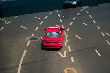 Bangkok, Tayland, Mart 06, 2025 Taxi Tayland 'ın başkenti Bangkok sokaklarında yuvarlanıyor. Canlı sokak hayatı, zengin kültür mirası ve hareketli pazarlarıyla ünlüdür..