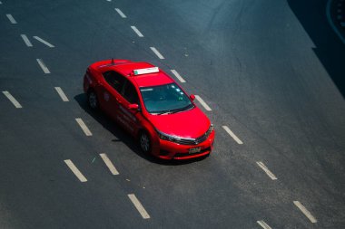 Bangkok, Tayland, Mart 06, 2025 Taxi Tayland 'ın başkenti Bangkok sokaklarında yuvarlanıyor. Canlı sokak hayatı, zengin kültür mirası ve hareketli pazarlarıyla ünlüdür..