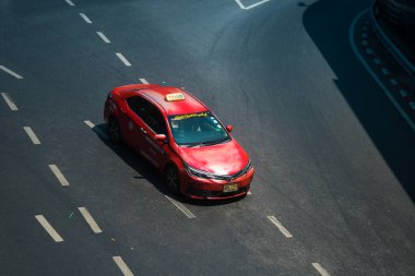Bangkok, Tayland, Mart 06, 2025 Taxi Tayland 'ın başkenti Bangkok sokaklarında yuvarlanıyor. Canlı sokak hayatı, zengin kültür mirası ve hareketli pazarlarıyla ünlüdür..