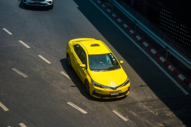 Bangkok, Tayland, Mart 06, 2025 Taxi Tayland 'ın başkenti Bangkok sokaklarında yuvarlanıyor. Canlı sokak hayatı, zengin kültür mirası ve hareketli pazarlarıyla ünlüdür..