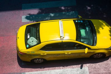 Bangkok, Tayland, Mart 06, 2025 Taxi Tayland 'ın başkenti Bangkok sokaklarında yuvarlanıyor. Canlı sokak hayatı, zengin kültür mirası ve hareketli pazarlarıyla ünlüdür..