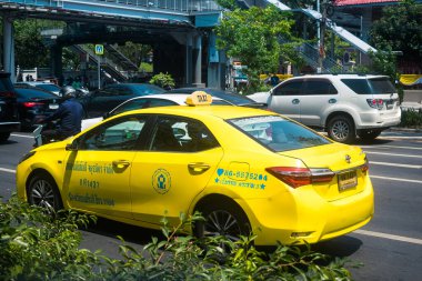 Bangkok, Tayland, Mart 06, 2025 Taxi Tayland 'ın başkenti Bangkok sokaklarında yuvarlanıyor. Canlı sokak hayatı, zengin kültür mirası ve hareketli pazarlarıyla ünlüdür..
