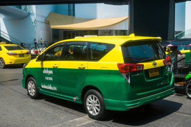 Bangkok, Tayland, Mart 06, 2025 Taxi Tayland 'ın başkenti Bangkok sokaklarında yuvarlanıyor. Canlı sokak hayatı, zengin kültür mirası ve hareketli pazarlarıyla ünlüdür..