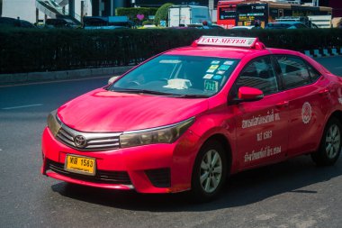 Bangkok, Tayland, Mart 06, 2025 Taxi Tayland 'ın başkenti Bangkok sokaklarında yuvarlanıyor. Canlı sokak hayatı, zengin kültür mirası ve hareketli pazarlarıyla ünlüdür..