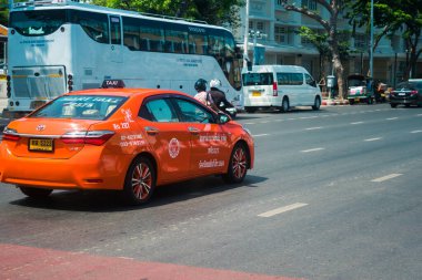 Bangkok, Tayland, Mart 06, 2025 Taxi Tayland 'ın başkenti Bangkok sokaklarında yuvarlanıyor. Canlı sokak hayatı, zengin kültür mirası ve hareketli pazarlarıyla ünlüdür..