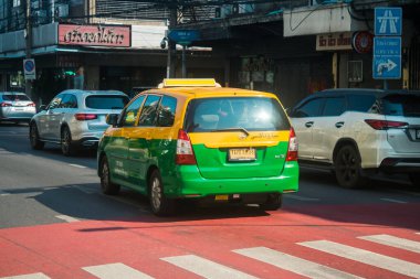 Bangkok, Tayland, Mart 06, 2025 Taxi Tayland 'ın başkenti Bangkok sokaklarında yuvarlanıyor. Canlı sokak hayatı, zengin kültür mirası ve hareketli pazarlarıyla ünlüdür..
