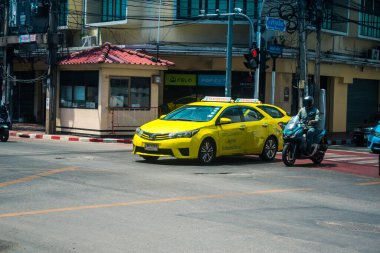 Bangkok, Tayland, Mart 06, 2025 Taxi Tayland 'ın başkenti Bangkok sokaklarında yuvarlanıyor. Canlı sokak hayatı, zengin kültür mirası ve hareketli pazarlarıyla ünlüdür..