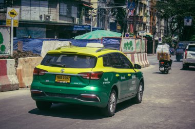 Bangkok, Tayland, Mart 06, 2025 Taxi Tayland 'ın başkenti Bangkok sokaklarında yuvarlanıyor. Canlı sokak hayatı, zengin kültür mirası ve hareketli pazarlarıyla ünlüdür..