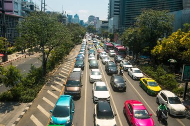 Bangkok, Tayland, Mart 06, 2025 Tayland 'ın başkenti Bangkok sokaklarında trafik sıkışıklığı. Canlı sokak hayatı, zengin kültür mirası ve hareketli pazarlarıyla ünlüdür..