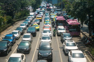 Bangkok, Tayland, Mart 06, 2025 Tayland 'ın başkenti Bangkok sokaklarında trafik sıkışıklığı. Canlı sokak hayatı, zengin kültür mirası ve hareketli pazarlarıyla ünlüdür..