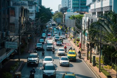 Bangkok, Tayland, Mart 06, 2025 Tayland 'ın başkenti Bangkok sokaklarında trafik sıkışıklığı. Canlı sokak hayatı, zengin kültür mirası ve hareketli pazarlarıyla ünlüdür..