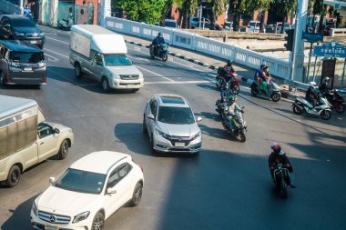 Bangkok, Tayland, Mart 06, 2025 Tayland 'ın başkenti Bangkok sokaklarında trafik sıkışıklığı. Canlı sokak hayatı, zengin kültür mirası ve hareketli pazarlarıyla ünlüdür..