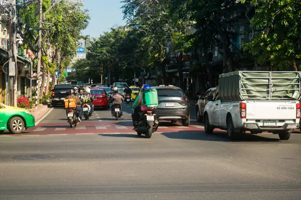 Bangkok, Tayland, Mart 06, 2025 Tayland 'ın başkenti Bangkok sokaklarında trafik sıkışıklığı. Canlı sokak hayatı, zengin kültür mirası ve hareketli pazarlarıyla ünlüdür..