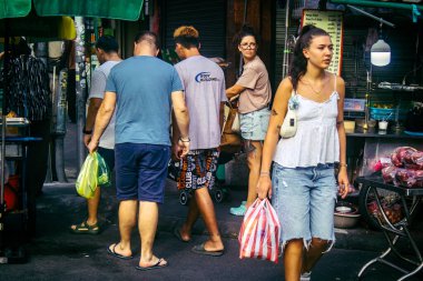 Bangkok, Tayland, 8 Mart 2025. Tayland 'ın başkenti Bangkok' ta yürüyen turistler. Canlı sokak hayatı, zengin kültür mirası, hareketli pazarları ve nefis mutfağıyla ünlüdür..