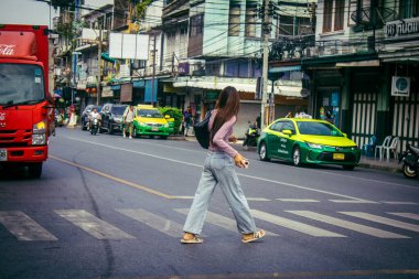 Bangkok, Tayland, 8 Mart 2025. Tayland 'ın başkenti Bangkok' ta yürüyen turistler. Canlı sokak hayatı, zengin kültür mirası, hareketli pazarları ve nefis mutfağıyla ünlüdür..