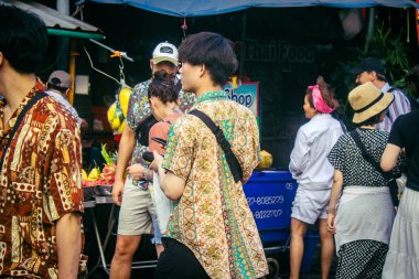 Bangkok, Tayland, 8 Mart 2025. Tayland 'ın başkenti Bangkok' ta yürüyen turistler. Canlı sokak hayatı, zengin kültür mirası, hareketli pazarları ve nefis mutfağıyla ünlüdür..