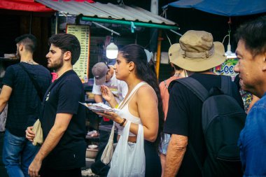 Bangkok, Tayland, 8 Mart 2025. Tayland 'ın başkenti Bangkok' ta yürüyen turistler. Canlı sokak hayatı, zengin kültür mirası, hareketli pazarları ve nefis mutfağıyla ünlüdür..