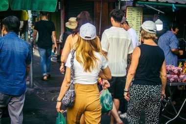 Bangkok, Tayland, 8 Mart 2025. Tayland 'ın başkenti Bangkok' ta yürüyen turistler. Canlı sokak hayatı, zengin kültür mirası, hareketli pazarları ve nefis mutfağıyla ünlüdür..