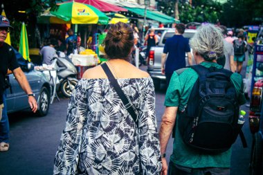 Bangkok, Tayland, 8 Mart 2025. Tayland 'ın başkenti Bangkok' ta yürüyen turistler. Canlı sokak hayatı, zengin kültür mirası, hareketli pazarları ve nefis mutfağıyla ünlüdür..