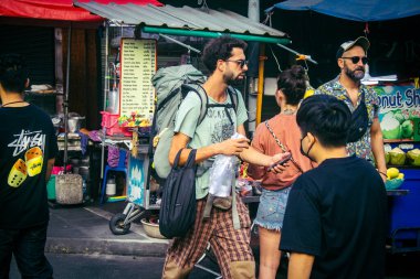 Bangkok, Tayland, 8 Mart 2025. Tayland 'ın başkenti Bangkok' ta yürüyen turistler. Canlı sokak hayatı, zengin kültür mirası, hareketli pazarları ve nefis mutfağıyla ünlüdür..