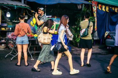 Bangkok, Tayland, 8 Mart 2025. Tayland 'ın başkenti Bangkok' ta yürüyen turistler. Canlı sokak hayatı, zengin kültür mirası, hareketli pazarları ve nefis mutfağıyla ünlüdür..