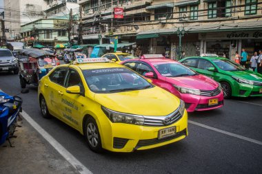 Bangkok, Tayland, 8 Mart 2025 Tayland 'ın başkenti Bangkok sokaklarından renkli bir taksi geçiyor. Bangkok 'ta çok sayıda taksi şirketi var ve yol parası pahalı değil..