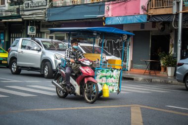 Bangkok, Tayland, 8 Mart 2025 İnsanlar Tayland 'ın başkenti Bangkok sokaklarında motosiklet ve scooter kullanıyor. Bangkok 'un trafik sıkışıklıklarında yol bulmanın en etkili yolu bu..