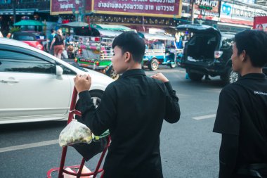 Bangkok, Tayland, 8 Mart 2025 Tayland 'ın başkenti Bangkok' ta çalışan işçiler. Canlı sokak hayatı, zengin kültür mirası, hareketli pazarları ve nefis mutfağıyla ünlüdür..