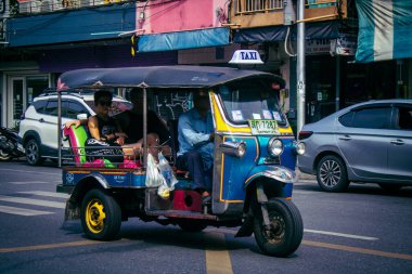 Bangkok, Tayland, 8 Mart 2025 Bir Tuk Tuk Bangkok 'tan geçiyor. Tuk tuk, BTS, MRT ve renkli taksiler gelmeden önce Bangkok 'u dolaşmak için tercih edilen bir ulaşım aracıydı..