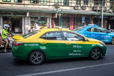 Bangkok, Tayland, 8 Mart 2025 Tayland 'ın başkenti Bangkok sokaklarından renkli bir taksi geçiyor. Bangkok 'ta çok sayıda taksi şirketi var ve yol parası pahalı değil..