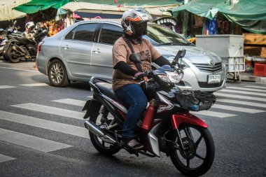 Bangkok, Tayland, 8 Mart 2025 İnsanlar Tayland 'ın başkenti Bangkok sokaklarında motosiklet ve scooter kullanıyor. Bangkok 'un trafik sıkışıklıklarında yol bulmanın en etkili yolu bu..