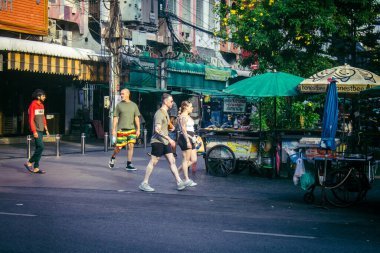 Bangkok, Tayland, 8 Mart 2025. Tayland 'ın başkenti Bangkok' ta yürüyen turistler. Canlı sokak hayatı, zengin kültür mirası, hareketli pazarları ve nefis mutfağıyla ünlüdür..