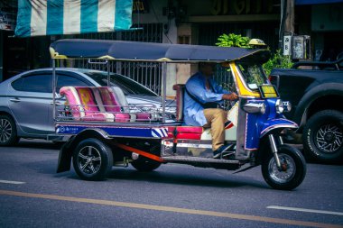 Bangkok, Tayland, 8 Mart 2025 Bir Tuk Tuk Bangkok 'tan geçiyor. Tuk tuk, BTS, MRT ve renkli taksiler gelmeden önce Bangkok 'u dolaşmak için tercih edilen bir ulaşım aracıydı..