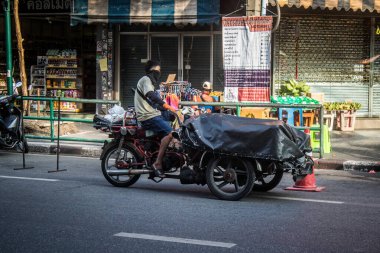 Bangkok, Tayland, 8 Mart 2025 İnsanlar Tayland 'ın başkenti Bangkok sokaklarında motosiklet ve scooter kullanıyor. Bangkok 'un trafik sıkışıklıklarında yol bulmanın en etkili yolu bu..