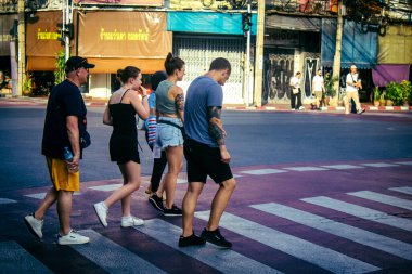 Bangkok, Tayland, 8 Mart 2025. Tayland 'ın başkenti Bangkok' ta yürüyen turistler. Canlı sokak hayatı, zengin kültür mirası, hareketli pazarları ve nefis mutfağıyla ünlüdür..