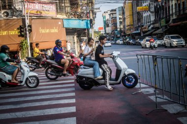 Bangkok, Tayland, 8 Mart 2025 İnsanlar Tayland 'ın başkenti Bangkok sokaklarında motosiklet ve scooter kullanıyor. Bangkok 'un trafik sıkışıklıklarında yol bulmanın en etkili yolu bu..