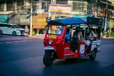 Bangkok, Tayland, 8 Mart 2025 Bir Tuk Tuk Bangkok 'tan geçiyor. Tuk tuk, BTS, MRT ve renkli taksiler gelmeden önce Bangkok 'u dolaşmak için tercih edilen bir ulaşım aracıydı..