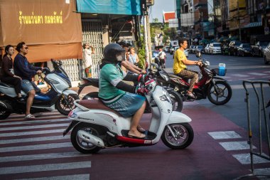Bangkok, Tayland, 8 Mart 2025 İnsanlar Tayland 'ın başkenti Bangkok sokaklarında motosiklet ve scooter kullanıyor. Bangkok 'un trafik sıkışıklıklarında yol bulmanın en etkili yolu bu..