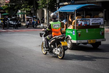 Bangkok, Tayland, 8 Mart 2025 İnsanlar Tayland 'ın başkenti Bangkok sokaklarında motosiklet ve scooter kullanıyor. Bangkok 'un trafik sıkışıklıklarında yol bulmanın en etkili yolu bu..