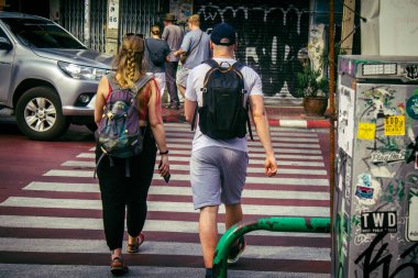 Bangkok, Tayland, 8 Mart 2025. Tayland 'ın başkenti Bangkok' ta yürüyen turistler. Canlı sokak hayatı, zengin kültür mirası, hareketli pazarları ve nefis mutfağıyla ünlüdür..