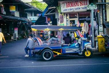 Bangkok, Tayland, 8 Mart 2025 Bir Tuk Tuk Bangkok 'tan geçiyor. Tuk tuk, BTS, MRT ve renkli taksiler gelmeden önce Bangkok 'u dolaşmak için tercih edilen bir ulaşım aracıydı..