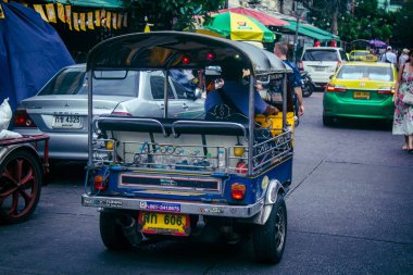 Bangkok, Tayland, 8 Mart 2025 Bir Tuk Tuk Bangkok 'tan geçiyor. Tuk tuk, BTS, MRT ve renkli taksiler gelmeden önce Bangkok 'u dolaşmak için tercih edilen bir ulaşım aracıydı..
